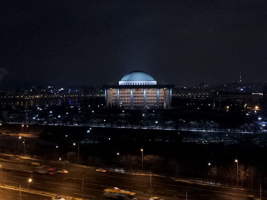어둠에 쌓인 국회의사당(사진제공 김봉겸)