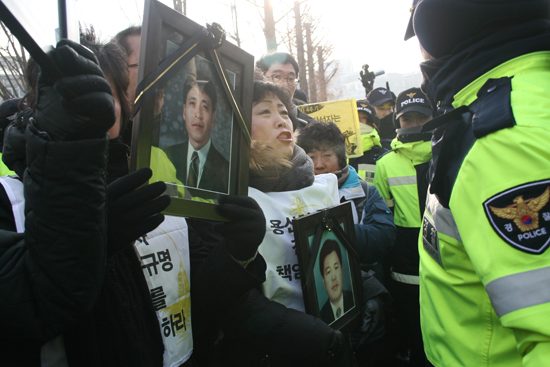 ▲  기자회견전 경찰의 과잉대응으로 인해 항의하는 유가족   ⓒ  김아름내