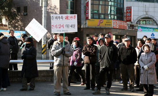 ▲재개발 취소 소송과 관련 판결 직후 한 재개발 지역의 주민들이 모여 상황을 논의하고 있는 중이다.      &copy; 최광복