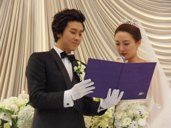 혼인서약을 낭독하는 신랑 신부