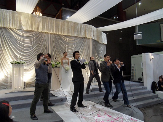 동료 개그맨들과 함께 신부에게 받치는 축가를 직접 부른 이동윤