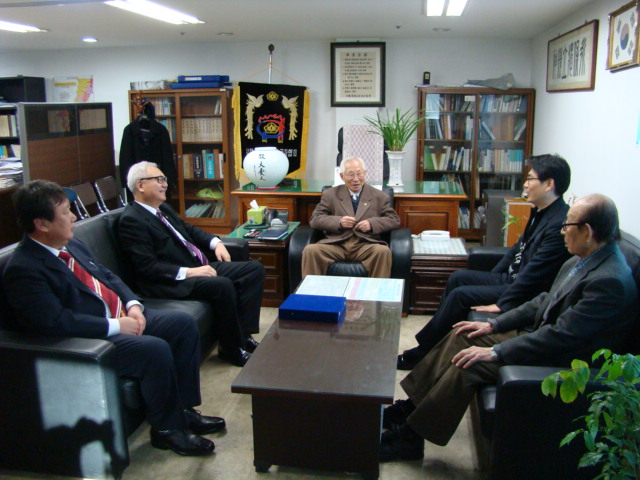 ▲ 환담을 나누는 임우철 회장단과 함영주 변호사 일행     &copy; 정찬희