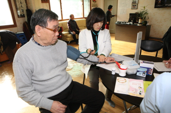 치매 선별 검사를 받고 있는 어르신