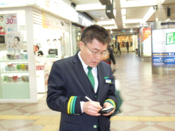 역사를 둘러보며 꼼꼼히 메모하는 김종훈 역장