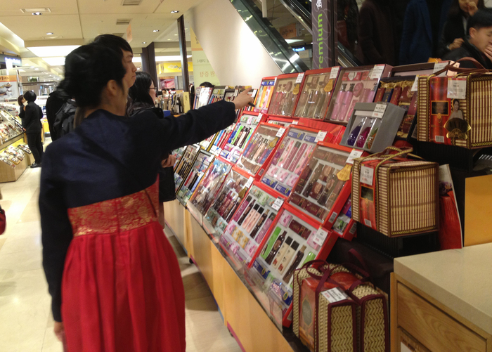 ▲  선물세트를 고르고 있는 사람  &copy; 김아름내