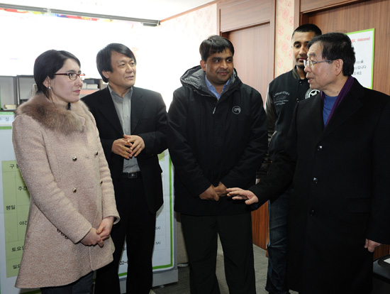 ▲ (왼쪽에서 두번째) 지구촌 사랑나눔 이사장 김해성 목사, (오른쪽) 박원순 서울 시장    &copy; 서울시청 제공