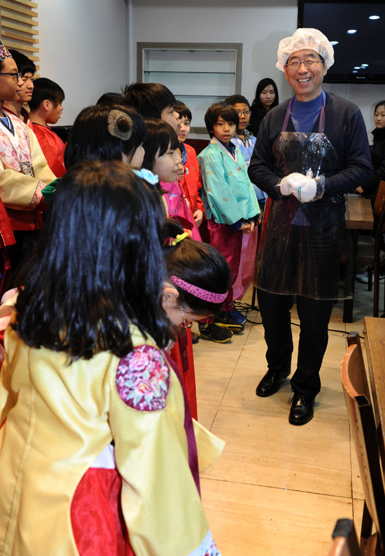 ▲  한복 입은 다문화 아이들과 웃는 박원순 서울 시장   &copy; 서울시청 제공
