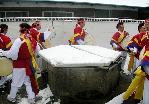 군산시 나포면 풍물패, 샘가를 돌며 맑은 물이 솟기를 기원하고 있다.&copy; 조종안