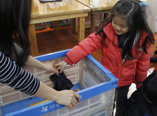 ▲   어린이들이 직접 준비한 물품을 기증하고 있다. 