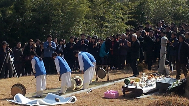 ▲고 제정구 선생의 묘소참배.     &copy;이민국      