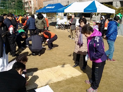 윷놀이 삼매경에 빠진 주민들