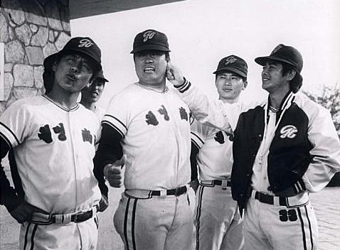 ▲ 영화 <자! 시작이다>의 한 장면. 군산 월명공원 수시탑 아래로 보인다. (출처: 한국영상자료원) &copy;조종안 