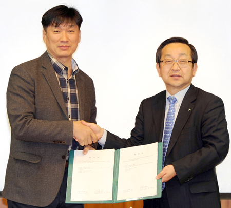 ▲ '사랑나눔활동'기금 합의서를 든 김종준 하나은행장(오른쪽)과 김창근 하나은행 노동조합 위원장 