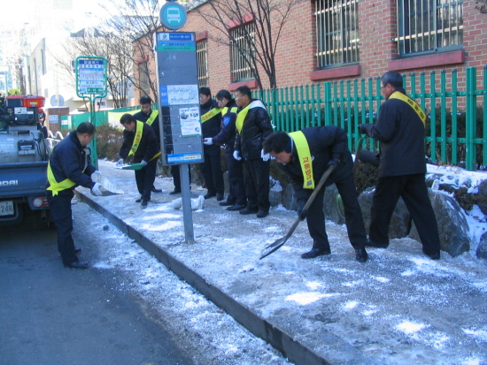 영문초교 앞 제설작업