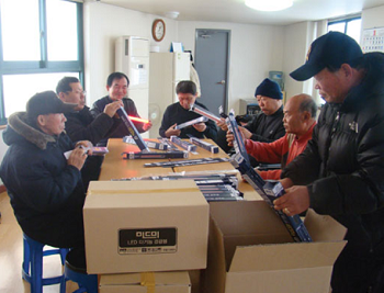 양화동 자원순환센터 내에 문을 연 ‘자활 보호 작업장’ 에서 장애인들이 경광봉을 조립하고 있다