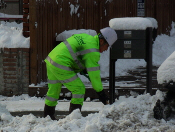 지난 2월 20일 당산역 근처 도로의 눈을 치우고 있는 환경미화원