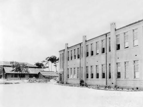 ▲ 일제강점기에 개교한 군산중학교와 부속건물     &copy;조종안 