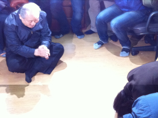 경로당을 찾아 어르신들 게 큰절을 올리는 안철수 예비후보 부부