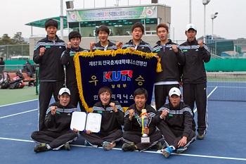 결승전에서 울산대를 종합전적 3-2로 따돌리고 정상에 오른 건국대 선수들(대한테니스협회 제공)