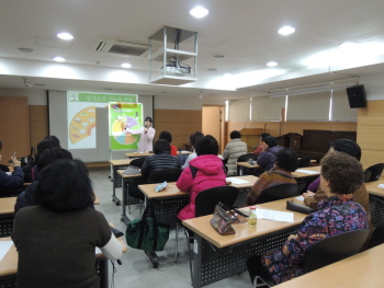 지난 3월 실시한 제2기 ｢대사증후군 성공 프로젝트｣ 에 참가한 주민들(사진제공 영등포구)