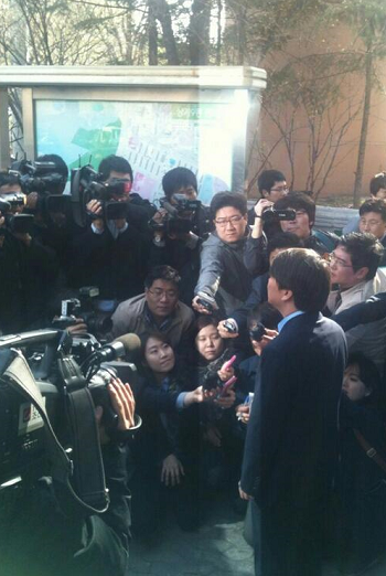 지난 4월 19일 상계 9동 주민센터 에서 조기투표를 마친 안철수 후보가 기자들과 즉석 인터뷰를 하고 있다 Ⓒ김성규