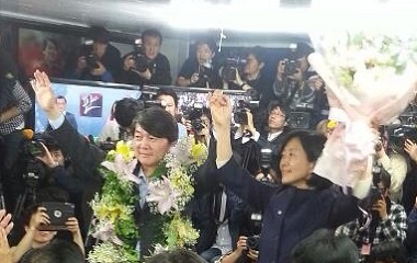 안철수 후보가 당선이 확정된 직후 부인 김미경 교수와 함께 지지자들의 환호에 답하고 있다  ⓒ신보애