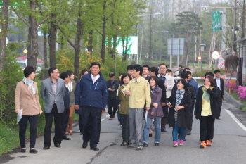 조길형 구청장이 직원들과 대화하며 자원순환센터 근처를 걷고 있다