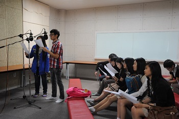 진로의 날 행사에 참석한 고교생들이 한예진 성우실습실에서 성우 진로 체험을 하고 있는 모습