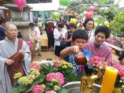 서울 은평구 응암동 심택사를 찾은 신도들이 관불의식을 행하고 있다