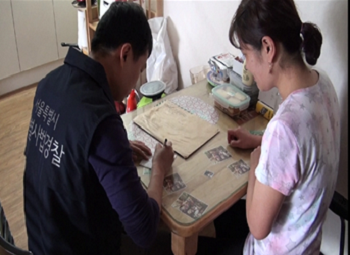 음용수 채수 후 검사의뢰서 입회 장면