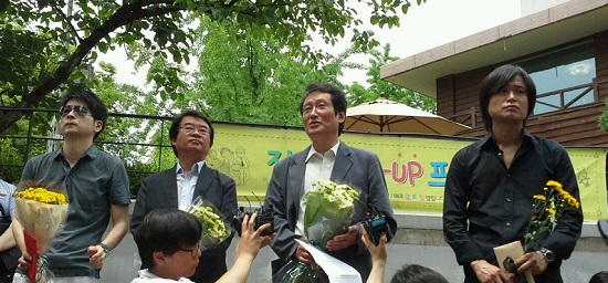  탁현민 성공회대 교수(외쪽부터), 안도현 시인,  문성근 전 민주당 권한대행, 주진우 기자