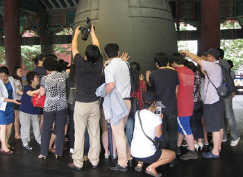 참가자들이 보신각종의 울림을 직접 느끼며 소원을 빌고있다.