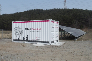 LG CNS의 마이크로그리드 솔루션을 구성하는 ESS와 태양광발전설비. LG CNS가 자체 제작한 ESS에는 LG화학의 리튬폴리머 배터리가 장착됐다. (사진제공: LG CNS)