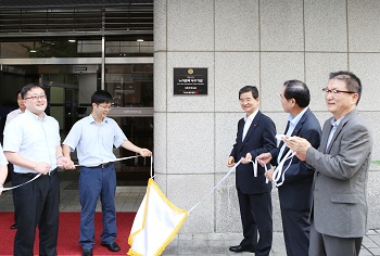 대한주택보증은 25일 사옥 1층에서 현판식을 가졌다.(오른쪽 세번째 김선규 사장, 왼쪽 두번째 이흥식 노조위원장)