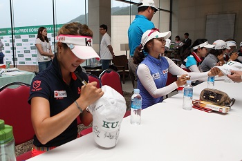 건국대 출신 프로골퍼 김하늘, 김혜윤이 프로암 골프대회에 참가해 사인을 하고 있다. (사진제공 건국대학교)