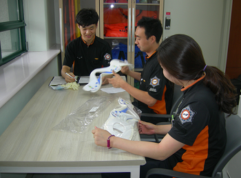 『119 EMT실』에서 경추보호대를 교환하는 구급대원