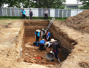 관계자들이 한양도성 발굴 조사를 하고 있다. 
