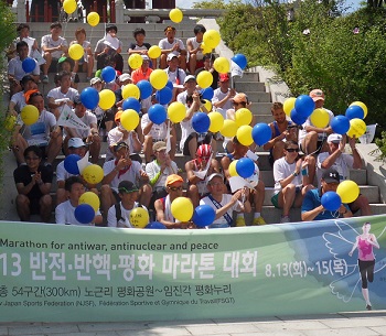 2013 ‘반전·반핵·평화 마라톤대회’참가자들이 임진각에 도착한 후 대회 보고를 듣고 있다.