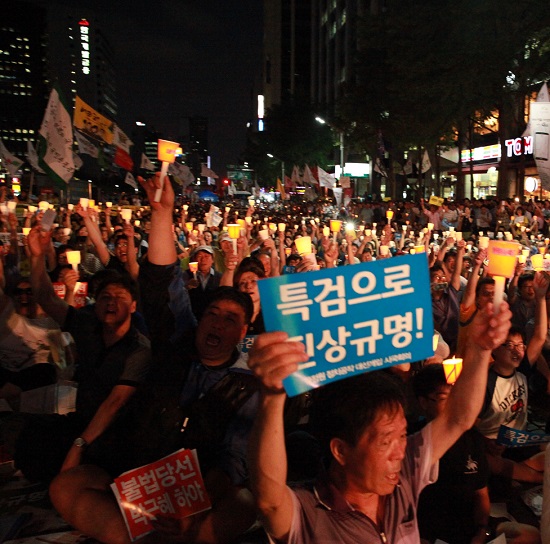 23일 청계광장에서 열린 제9차 범국민대회에 참석한 시민들이 국정원 대선불법개입에 대한 진상조사를 위한 특검을 촉구하고 있다. Ⓒ안영혁