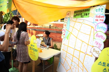 사회적경제 팀들이 소개되는 테마코너 주제마당 &copy;서울시립청소년직업체험센터(하자센터))