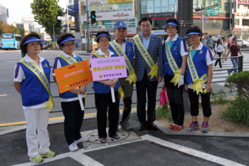 영등포구 바르게살기협의회 회원들과 함께 ‘다단계 민생침해 예방 캠페인’을 전개한 오인영 영등포구의회 의장 오른쪽 세 번째