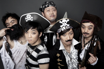 데뷔 20년차 그룹 크라잉넛이 2013파주포크페스티벌에서 중후하게 까불기라는 이색무대를 펼친다. &copy;죠이커뮤니케이션