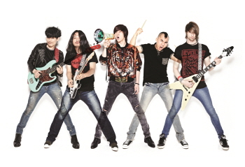 그룹 YB가 9월 7, 8일 파주시 임진각 평화누리에서 열리는 2013파주포크페스티벌 첫날 피날레를 장식한다. &copy;죠이커뮤니케이션