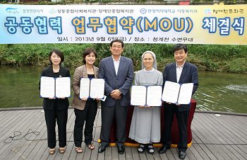 이금진 한양여대 아동복지과 학과장(좌측 첫번재), 한은희 청계천문화관장(좌측 두번재), 박승오 서울시설공단 시설관리본부장(가운데), 최성자 성동종합사회복지관 관장, 정용화 서울시설공단 청계천관리처장(오른쪽)