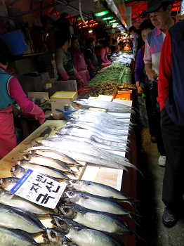 인천 소래포구 한 상점에 자반 국내산이라는 종이팻말이 세워져 있다.