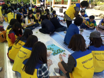 7일 문래동 텃밭에서 중고등학생들과 봉사단들이 송편을 빚고있다