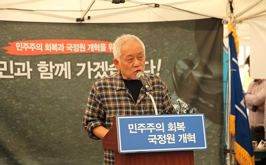 민주당 김한길 대표가 15일 오후 2시 시청 앞 국민운동본부에서 긴급 기자회견을 열고 채동욱 전 검찰총장 사퇴와 16일(월)로 예정된 국회 3자 회담에 대한 입장을 밝히고 있다. ⓒ안영혁 