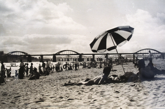 1950년대 피서철 한강 백사장 모습