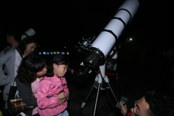 5월 21일(금) 당산공원에 진행된 ‘별빛마당’천체관측 행사에 참석한 학생과 학부모가 천체를 관측을 하고 있다. (&copy;영등포구청)