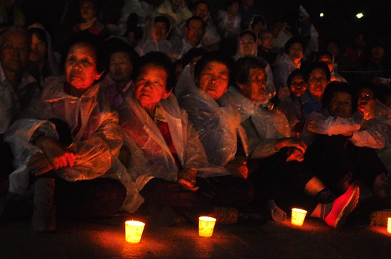 밀양송전탑 공사재개가 임박한 가운데 촛불을 든 밀양시민들이 “송전탑 반대 정서를 왜곡 전달하여 대규모 공권력 투입에 이르게 한 정부와 한전 관계자를 파면”을 촉구했다.